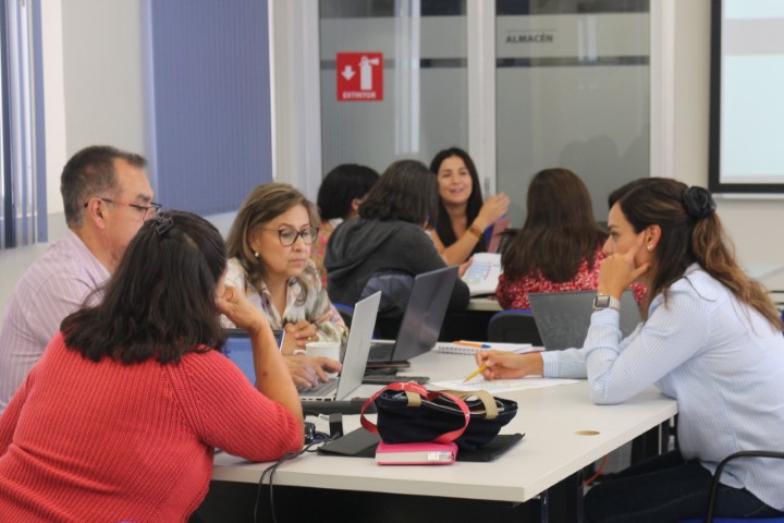 La Secretaría Académica lleva a cabo la estrategia de Acompañamiento Curricular con la FCQ